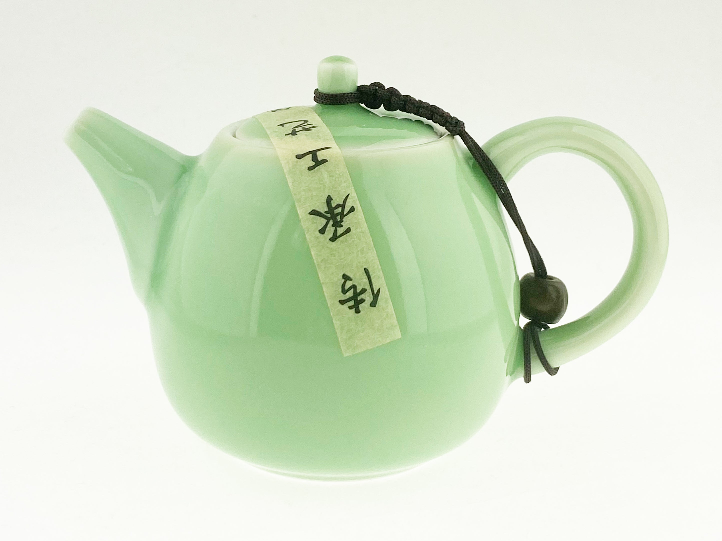 https://oregonteatraders.com/cdn/shop/products/GreenStraightTeapotEdited_2888x.jpg?v=1661120968